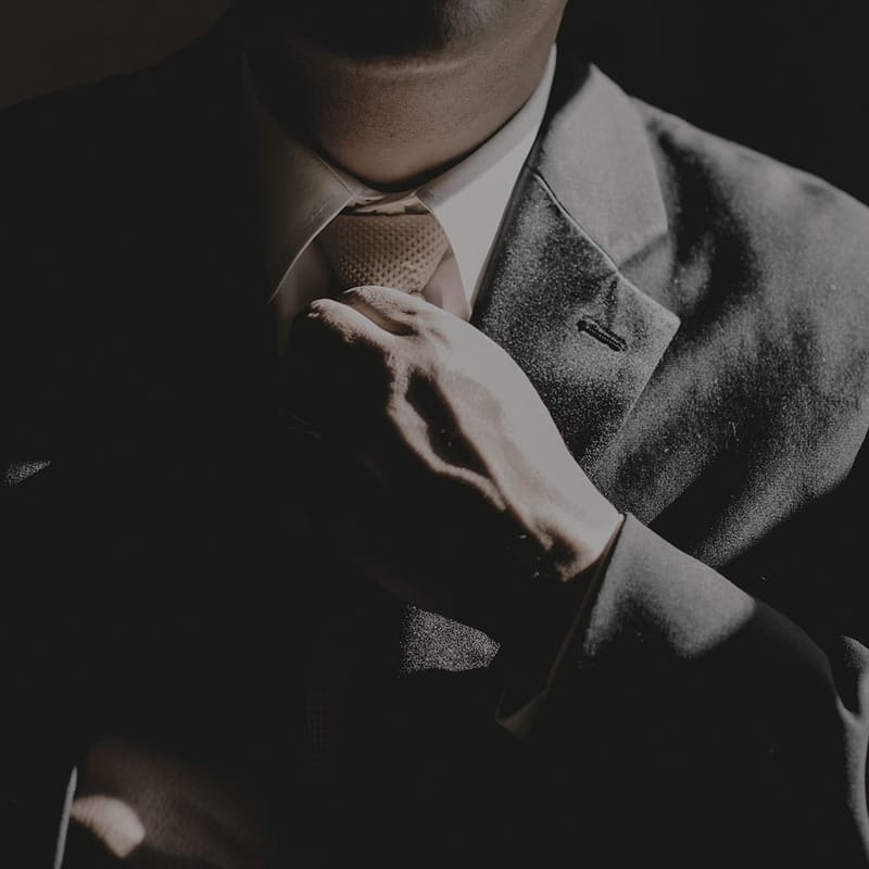 Advogado ajustando a gravata — assessoria em honorários sucumbenciais de advogados empregados